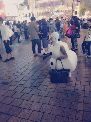Illustration for article titled Olaf from Frozen Hanging Out in Tokyo